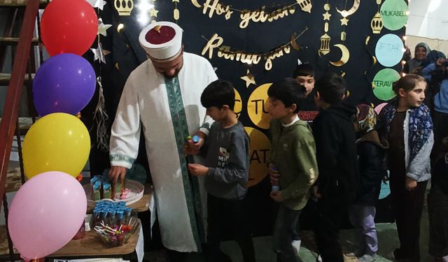 Anamur'da teravih namazına gelen çocuklara hediye