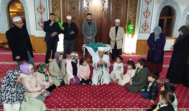 Hanak'ta minikler anneleriyle camide buluştu
