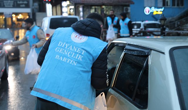 İftara yetişemeyenlere Diyanet gençlik yetişti