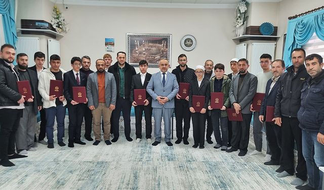 Bayburt'ta hafızlar belge aldı