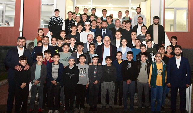 Diyarbakır Valisi Zorluoğlu, Kur’an kursu öğrencileriyle iftarda buluştu