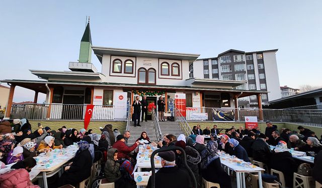 Eskişehir'deki engelsiz camide iyilik sofraları kuruldu
