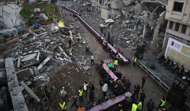 Gazze Şeridi'nin kuzeyinde Filistinliler, yıkım ve enkaz arasında ilk iftarlarını açtı