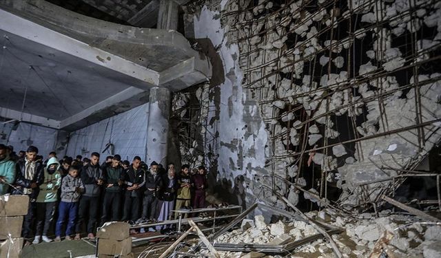 Gazzeliler, işgalcilerin bombaladığı camilerin enkazında ilk teravih namazını kıldı