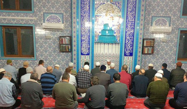 Gediz'de Enderun Usulü Hatimle Teravih kılındı