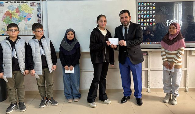 Kadir Gecesi'nde Kur'an okumayı öğrenen öğrenciler ödüllendirildi