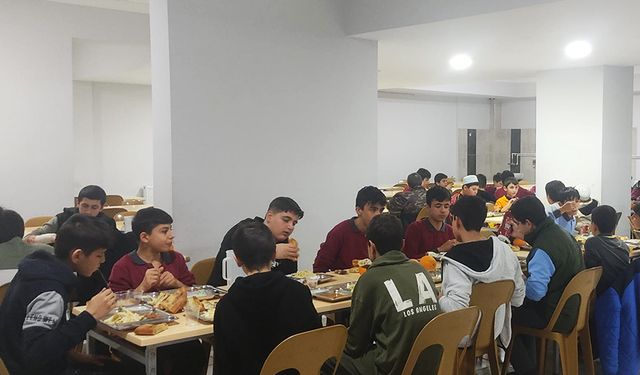 Müftülük personeli Kur'an kursu öğrencileriyle iftar açtı