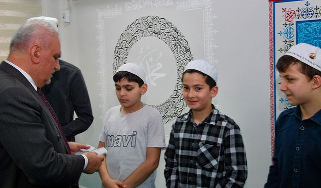 Karabük'te öğrencilere bayram harçlığı dağıtıldı