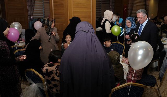 Kırşehir'de hayırseverler yetimlerle iftar etti