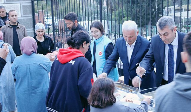 Vali Toros, iyilik sofrasında vatandaşlarla iftar etti