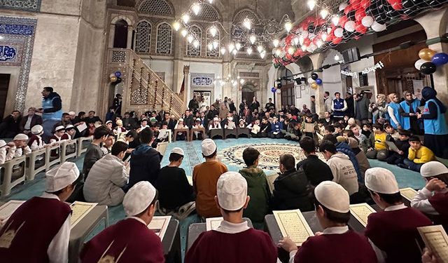 Muradiye Camii'nin Kur'an bülbülleri teravihte buluştu