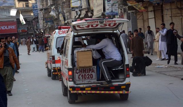 Pakistan'da bir camiye düzenlenen bombalı saldırıda 4 kişi yaralandı