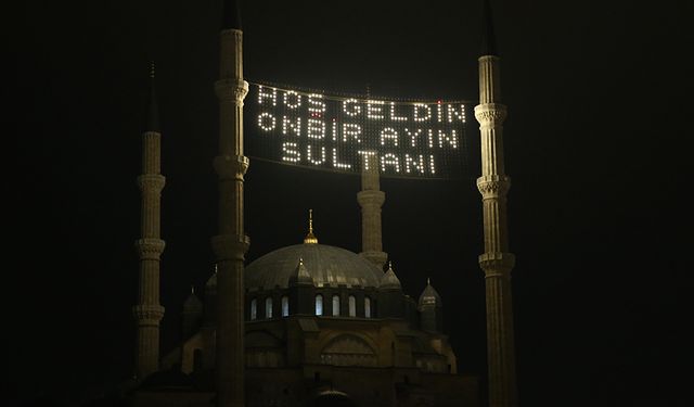 Selimiye Camii'ne "Hoş geldin on bir ayın sultanı" yazılı mahya asıldı