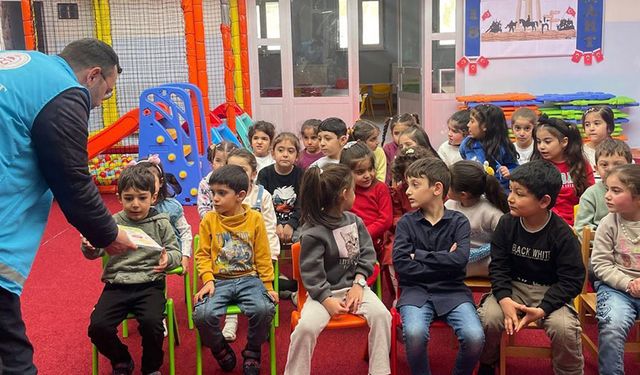 Tekman'da öğrenciler Diyanet Yayınları okuyor