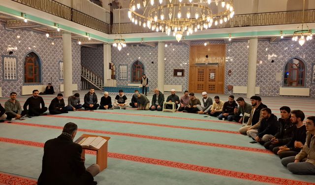 Gençler, "Ayet Ayet Diriliş Kampı"nda camide buluştu
