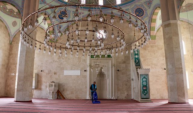 Denetimli serbestlikten faydalanan hükümlü, haftada 5 gün cami temizliyor