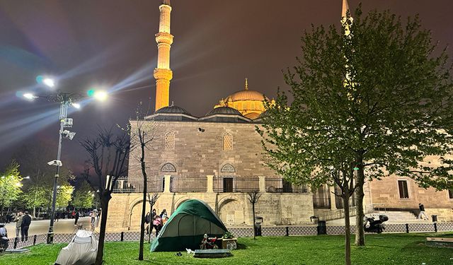 İstanbul'da depremin ardından evlerine girmek istemeyen bazı vatandaşlar, Fatih Camisi'nde kalıyor