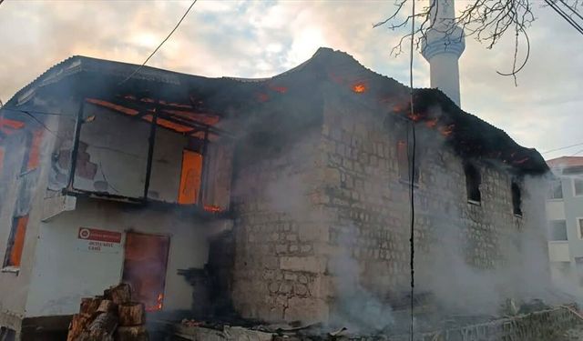 Artvin'de 4 ev ile cami ve lojmanı yandı