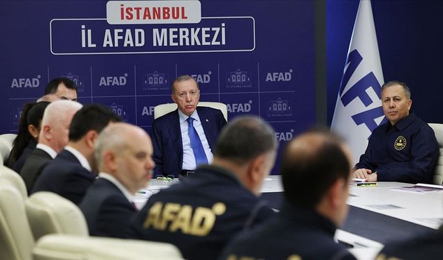 Cumhurbaşkanı Erdoğan, İstanbul AFAD'daki kriz merkezinde depreme ilişkin brifing aldı