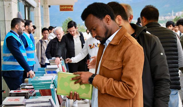 Karabük'te yabancı uyruklu öğrencilere 5 dilde Diyanet yayınları hediye edildi