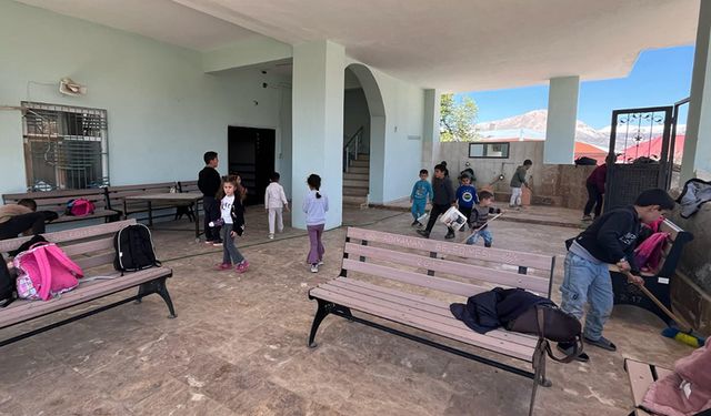 Adıyaman'da çocuklar köy camisini temizledi