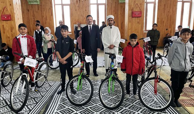 Malazgirt'te camiye gelen çocuklar ödüllerine kavuştu