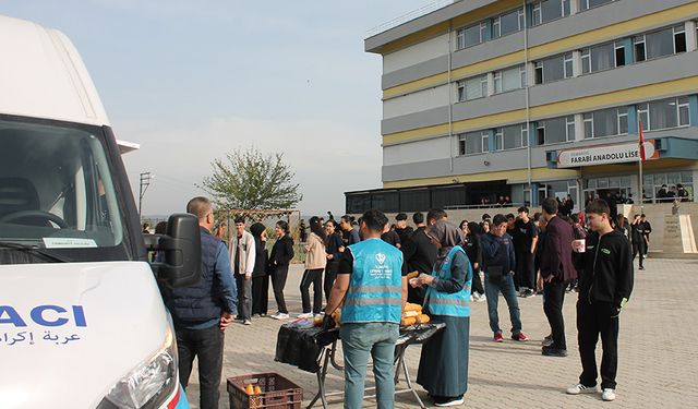 TDV Mobil İkram Aracı ile öğrencilerin içi ısınıyor