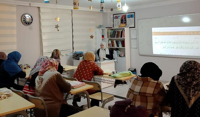 Sarıçam'da çalışan kadınlara özel Kur'an kursu açıldı