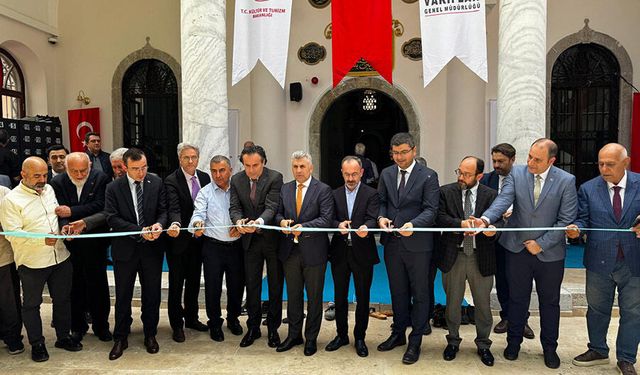 İzmir depreminde hasar gören asırlık cami onarımın ardından ibadete açıldı