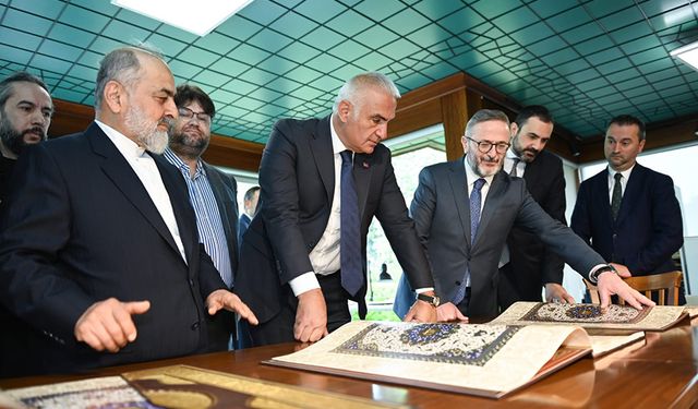 Kültür ve Turizm Bakanı Ersoy, "İstanbul Mushafı"nı inceledi