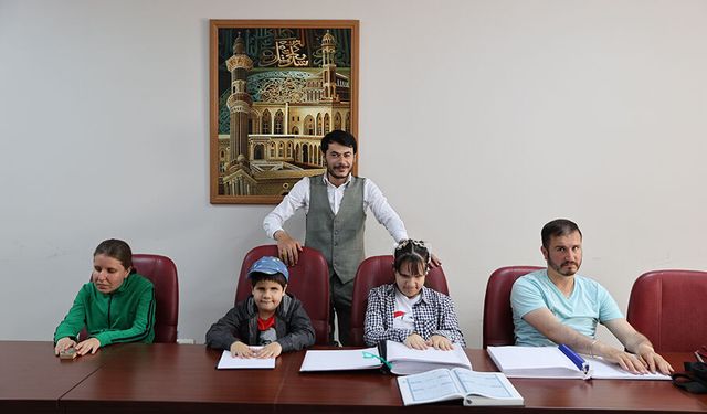 Görme engelliler parmaklarının ucuyla Kur'an-ı Kerim okumayı öğreniyor