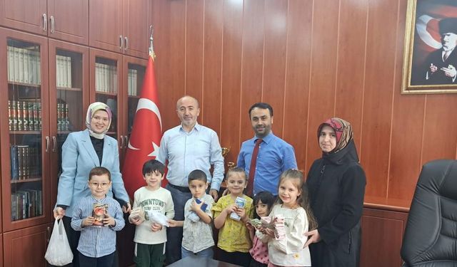 Bahçelievlerli minikler kumbaralarını filistin için açtı