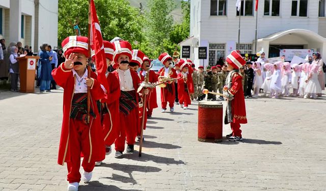 Bitlis'te minikler aileleriyle yıl sonu sevinci yaşadı