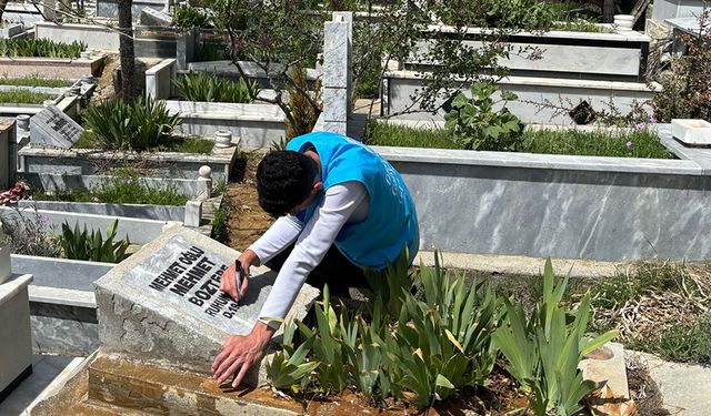 Çelikhanlı gençler, mezarlıkta geçmişe vefa gösterdi