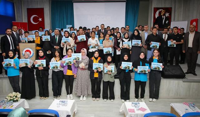 Hakkari'de dereceye giren gençler, ödüllerini Vali Çelik'in elinden aldı