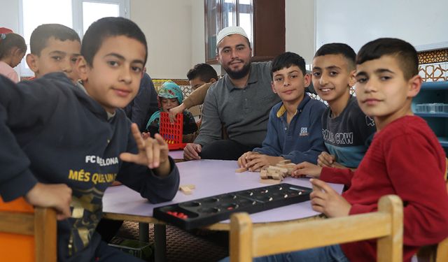 Kırıkhan'daki örnek imam çocuk cemaatiyle dikkat çekiyor