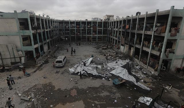 İşgalcilerin Gazze'de yerinden edilenlerin sığındığı okulu bombalaması sonucu 15 kişi şehit oldu
