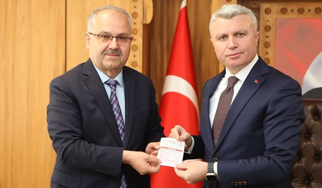 Safranbolu Kaymakamı Yazıcı, kurbanını TDV'ye verdi