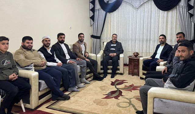 Saray'da mum dibini ışıtıyor