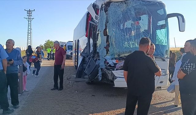 Afyonkarahisar'da yolcu otobüsünün tıra çarptığı kazada 24 kişi yaralandı