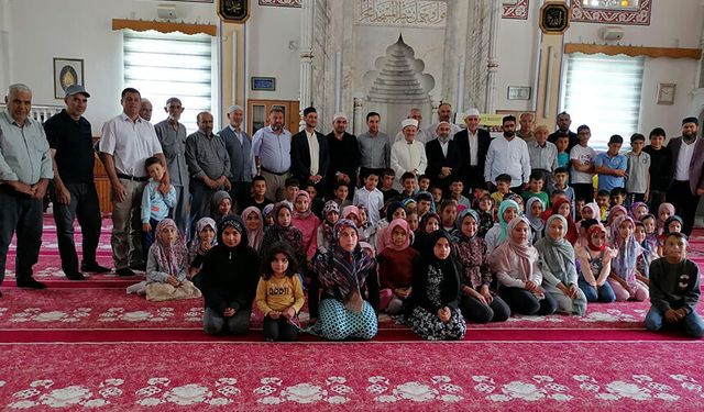 Aksaray Valisinden camiye gelen çocuklara tebrik