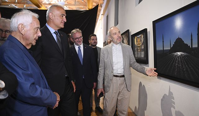 Bakan Ersoy, "Ayasofya Fotoğrafları" kitabının tanıtım programı ve sergisinin açılışına katıldı