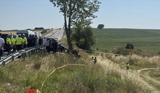 Edirne'de ağaca çarpan otomobildeki 5 kişi öldü, 1 kişi yaralandı