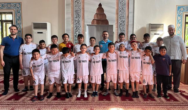 Kur'an kursu öğrencilerine forma hediye edildi