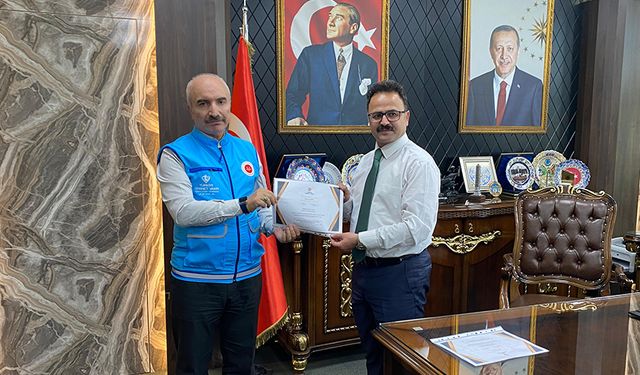 Gediz Kaymakamı Alkan, kurbanını TDV'ye emanet etti