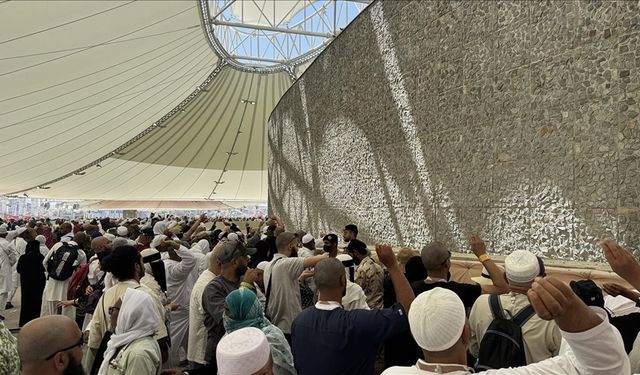 Hacılar, Kurban Bayramı'nın üçüncü gününde de şeytan taşladı