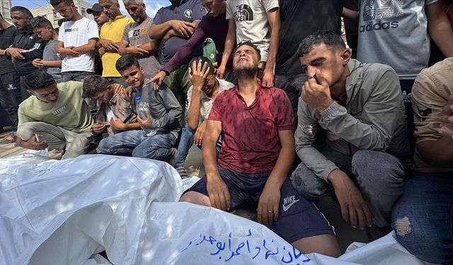 İşgalcilerin yerinden edilen Filistinlilerin kaldığı okul bahçesindeki çadıra saldırısında 18 kişi şehit oldu