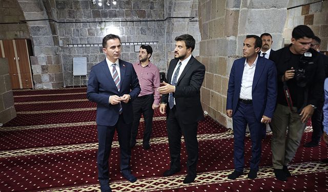 Bitlis Valisi Karakaya, tarihi camilerde incelemelerde bulundu