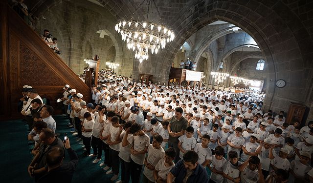 Erzurum'da 6 bin çocuk tarihi camide buluştu