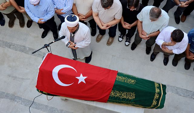 Dil eğitimi için gittiği ABD'de trafik kazasında hayatını kaybeden oğlunun cenaze namazını kıldırdı